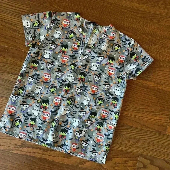 Halloween V-neck Scrub Top Owls Bats Witches Two Pockets Size Medium Medical Vet - Picture 2 of 9